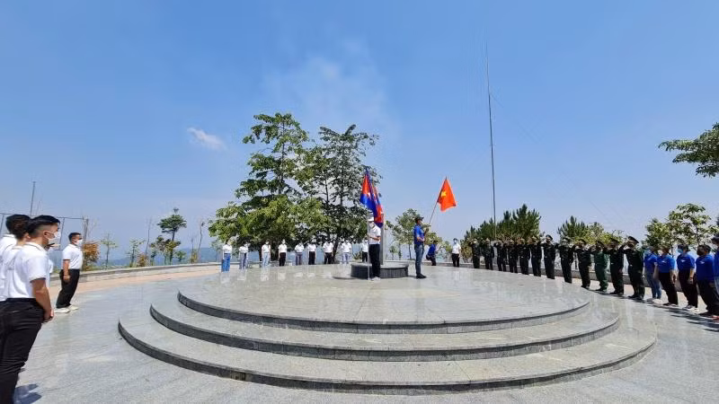 Buổi lễ chào cờ tại cột mốc 3 biên Việt Nam-Lào-Campuchia tại xã Pờ Y, huyện Ngọc Hồi, tỉnh Kon Tum. Buổi lễ chào cờ tại cột mốc 3 biên Việt Nam-Lào-Campuchia tại xã Pờ Y, huyện Ngọc Hồi, tỉnh Kon Tum.