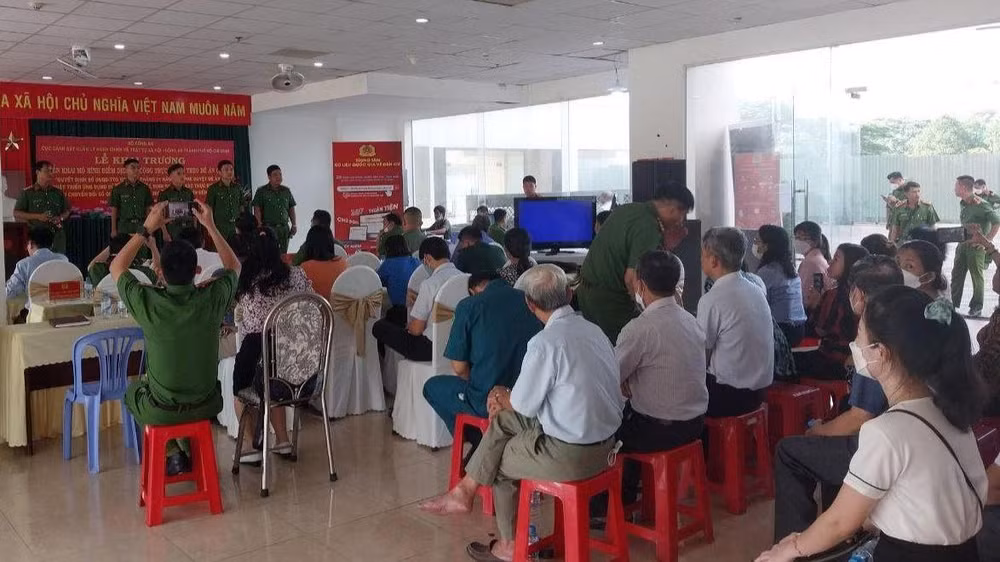 Triển khai mô hình điểm về sử dụng dịch vụ công trực tuyến tại chung cư Hưng Ngân. Triển khai mô hình điểm về sử dụng dịch vụ công trực tuyến tại chung cư Hưng Ngân.