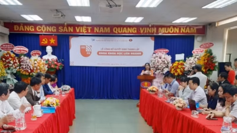 Quang cảnh lễ công bố.