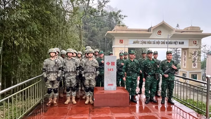 Đội tuần tra của hai bên kiểm tra Cột mốc 145.