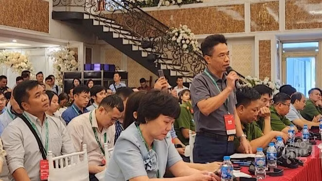Đại diện doanh nghiệp nêu câu hỏi. Đại diện doanh nghiệp nêu câu hỏi.