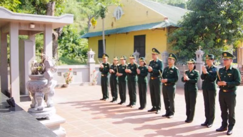 Hội viên Hội Phụ nữ Bộ đội Biên phòng Sơn La dâng hương tại Đài tưởng niệm các Anh hùng liệt sĩ tại Đồn Anh hùng Đồn Biên phòng cửa khẩu Chiềng Khương. Hội viên Hội Phụ nữ Bộ đội Biên phòng Sơn La dâng hương tại Đài tưởng niệm các Anh hùng liệt sĩ tại Đồn Anh hùng Đồn Biên phòng cửa khẩu Chiềng Khương.