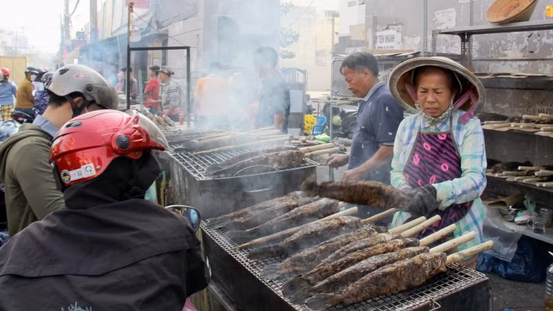 Giá bán mỗi con cá lóc dao động từ 180.000 đến 200.000 đồng tùy loại lớn, nhỏ.