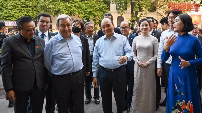 Chủ tịch nước Nguyễn Xuân Phúc và Tổng Thư ký Liên hợp quốc Antonio Guterres cùng các đại biểu nghe giới thiệu về di tích Đền Ngọc Sơn.