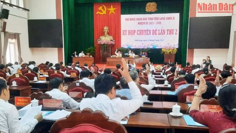 Các đại biểu Hội đồng nhân dân biểu quyết vấn đề quan trong tại kỳ họp. (Ảnh: BÁ DŨNG)