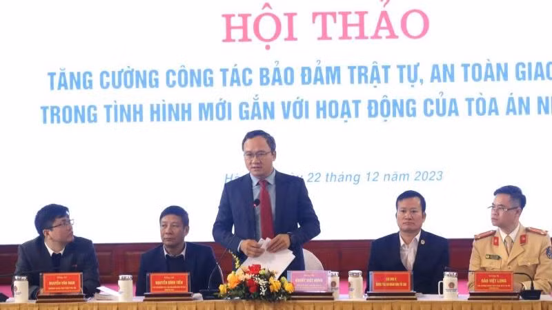 Tiến sĩ Khuất Việt Hùng, Phó Chủ tịch chuyên trách Ủy ban An toàn giao thông quốc gia (đứng giữa) phát biểu. Tiến sĩ Khuất Việt Hùng, Phó Chủ tịch chuyên trách Ủy ban An toàn giao thông quốc gia (đứng giữa) phát biểu.