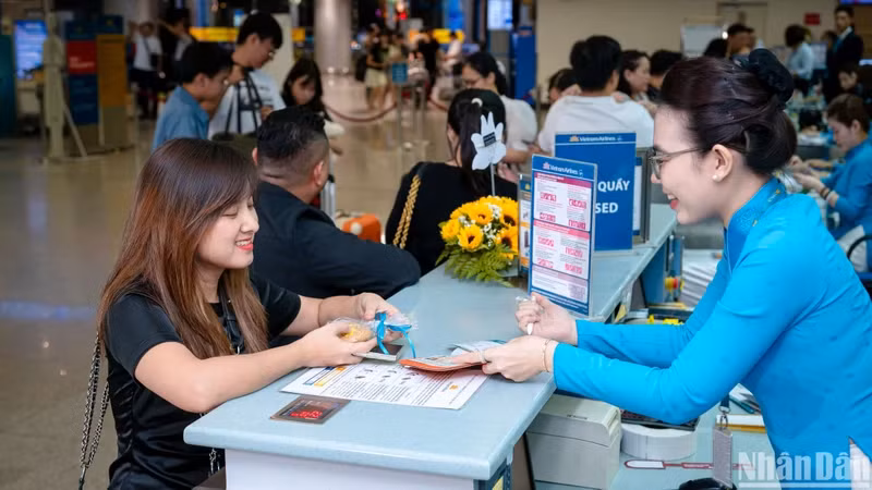 Hành khách làm thủ tục lên chuyến bay từ Thành phố Hồ Chí Minh đi Manila.