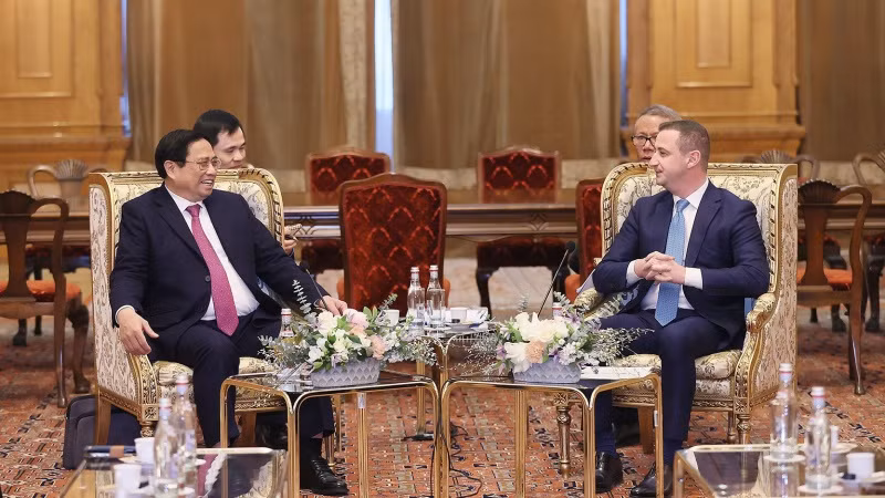 Thủ tướng Chính phủ Phạm Minh Chính hội kiến Chủ tịch Hạ viện Romania Alfred Simonis. (Ảnh: Dương Giang/TTXVN)