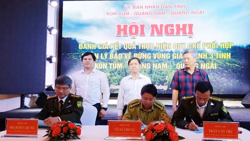 Chi cục Kiểm lâm ba tỉnh Kon Tum-Quảng Nam-Quảng Ngãi ký kết Quy chế phối hợp trong quản lý bảo vệ rừng vùng giáp ranh giai đoạn 2022-2024.