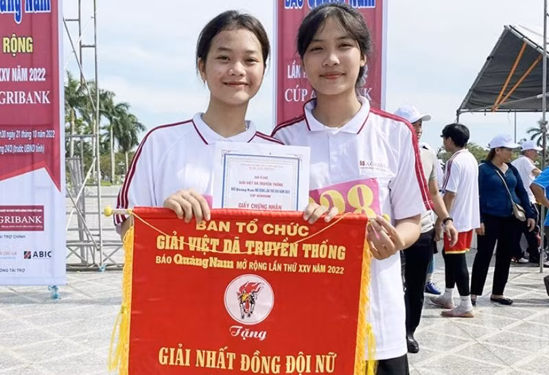 Các vận động viên đoạt giải Nhất đồng đội nữ khối phổ thông trung học. Các vận động viên đoạt giải Nhất đồng đội nữ khối phổ thông trung học.