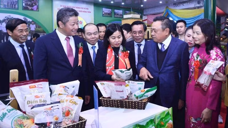 Các đại biểu tham quan gian trưng bày sản phẩm.