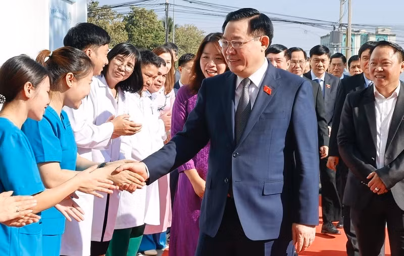 Chủ tịch Quốc hội Vương Đình Huệ với cán bộ, bác sĩ, y tá của Bệnh viện quốc tế La Vie. (Ảnh: Doãn Tấn-TTXVN)