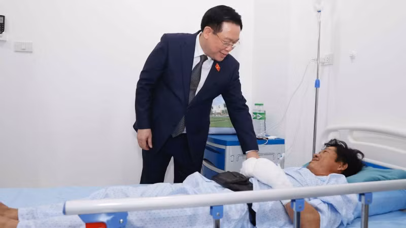 Chủ tịch Quốc hội Vương Đình Huệ thăm hỏi bệnh nhân điều trị tại Bệnh viện Quốc tế La Vie. (Ảnh: Doãn Tấn-TTXVN) Chủ tịch Quốc hội Vương Đình Huệ thăm hỏi bệnh nhân điều trị tại Bệnh viện Quốc tế La Vie. (Ảnh: Doãn Tấn-TTXVN)