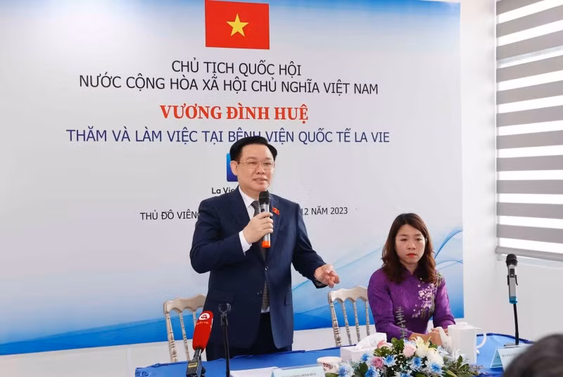 Chủ tịch Quốc hội Vương Đình Huệ nói chuyện với cán bộ, nhân viên Bệnh viện quốc tế La Vie. (Ảnh: Doãn Tấn-TTXVN) Chủ tịch Quốc hội Vương Đình Huệ nói chuyện với cán bộ, nhân viên Bệnh viện quốc tế La Vie. (Ảnh: Doãn Tấn-TTXVN)