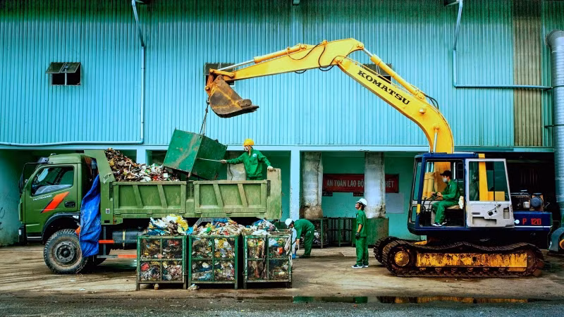 Tiếp nhận rác thải trước khi đưa vào xử lý tại Nhà máy xử lý rác thải thành phố Cà Mau.
