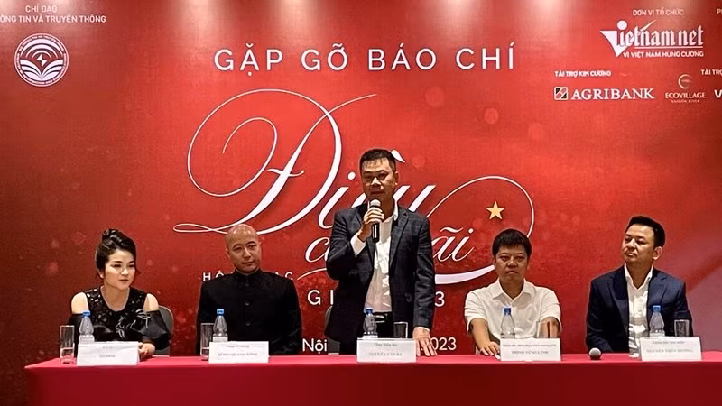 Ekip thực hiện thông tin về chương trình "Điều còn mãi" 2023.