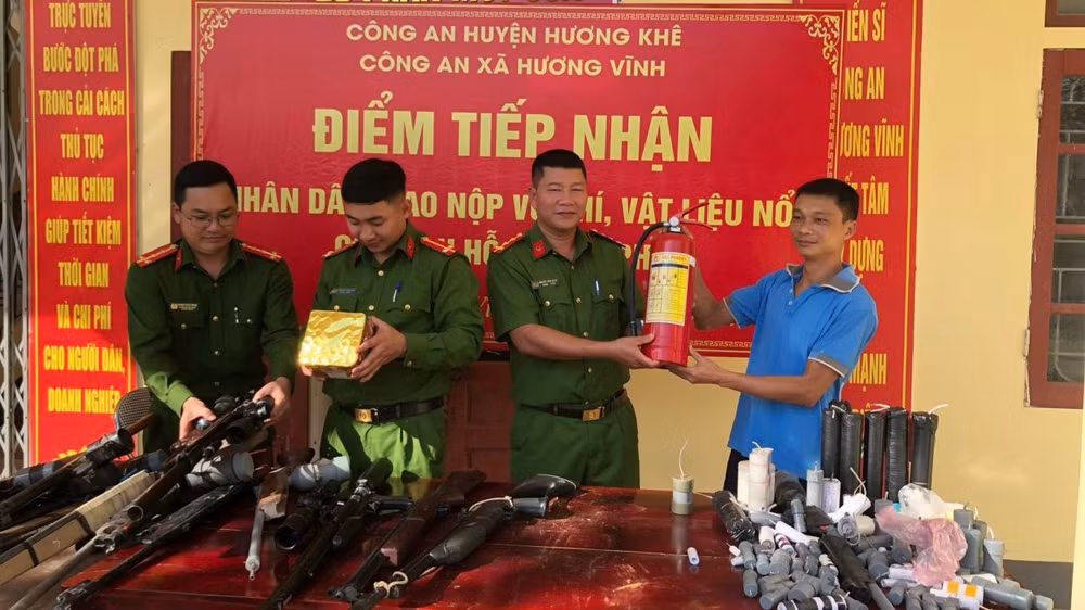 Sáng kiến đổi súng, đạn lấy bình chữa cháy của Công an xã Hương Vĩnh được người dân nhiệt tình ủng hộ.