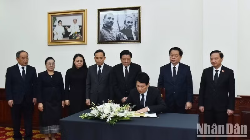 Chủ tịch nước Lương Cường ghi sổ tang chia buồn tưởng nhớ đồng chí Đại tướng Khamtay Siphandone. (Ảnh: THỦY NGUYÊN)
