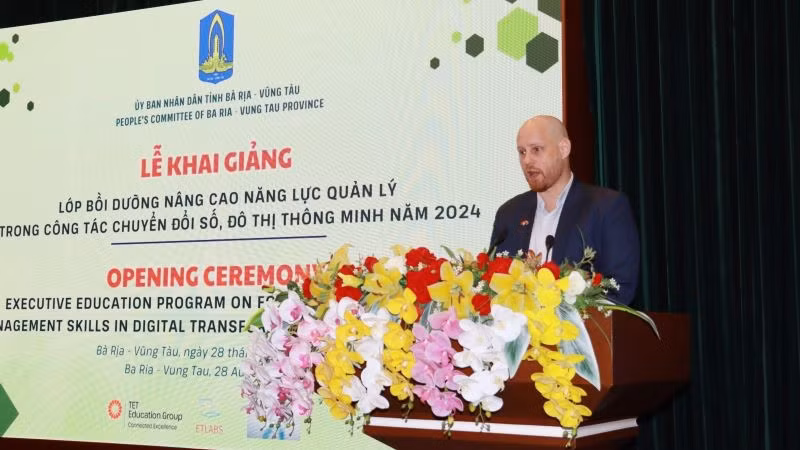 Chuyên gia chuyển đổi số của Australia trao đổi với các học viên.