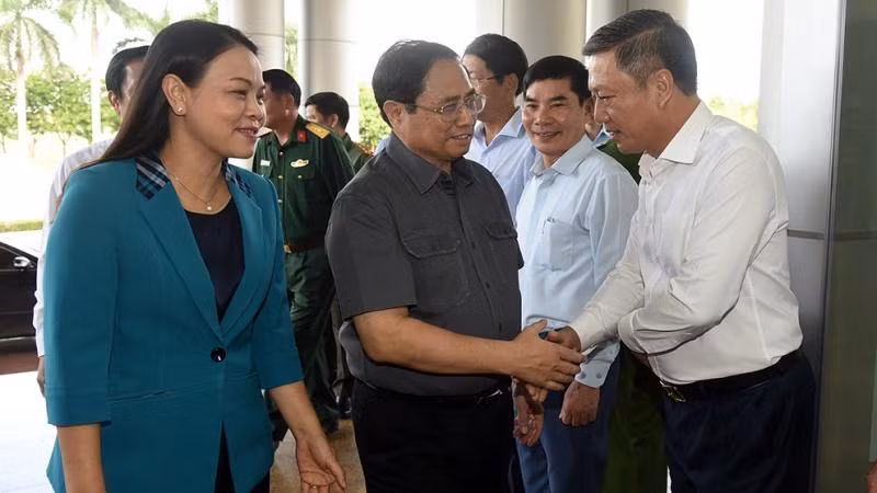 Thủ tướng Phạm Minh Chính các cán bộ chủ chốt tỉnh Ninh Bình. (Ảnh: Trần Hải)