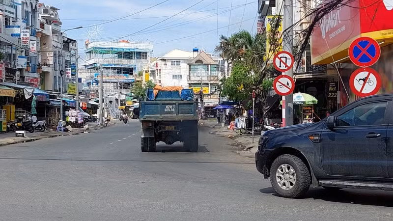 Tháo dỡ biển cấm ô-tô hơn 30 chỗ ngồi và thay bằng biển cấm dừng đỗ, quay đầu, cho lưu thông tất cả phương tiện trên đường Châu Thị Tế. Tháo dỡ biển cấm ô-tô hơn 30 chỗ ngồi và thay bằng biển cấm dừng đỗ, quay đầu, cho lưu thông tất cả phương tiện trên đường Châu Thị Tế.