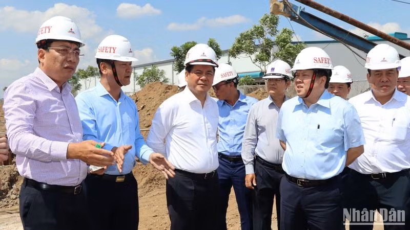 Đoàn Ban Chỉ đạo Nhà nước các chương trình, công trình, dự án quan trọng quốc gia, trọng điểm ngành năng lượng kiểm tra vướng mắc mặt bằng đoạn kênh xả nước làm mát dự án nhà máy nhiệt điện Nhơn Trạch 3,4. Đoàn Ban Chỉ đạo Nhà nước các chương trình, công trình, dự án quan trọng quốc gia, trọng điểm ngành năng lượng kiểm tra vướng mắc mặt bằng đoạn kênh xả nước làm mát dự án nhà máy nhiệt điện Nhơn Trạch 3,4.