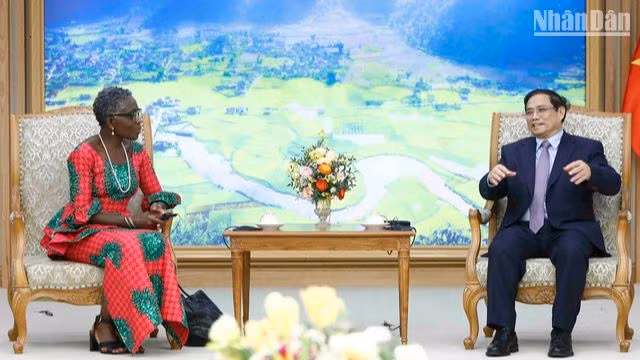 Thủ tướng Phạm Minh Chính tiếp bà Antoinette Sayeh. (Ảnh: VGP)