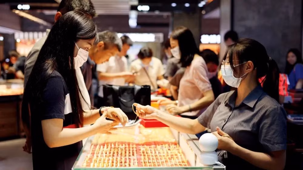 Ảnh minh họa: Mua bán vàng tại Trung tâm giao dịch trang sức quốc tế Shuibei Thâm Quyến. (Ảnh: sina.com.cn)