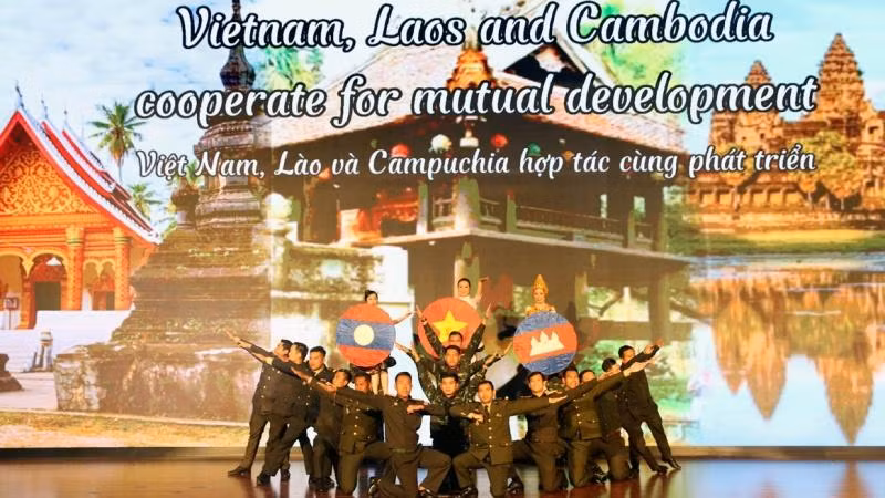 Phần thi sân khấu hóa của đội Hệ Quốc tế.