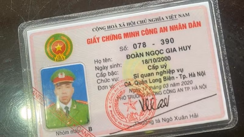 Chứng minh công an nhân dân giả.