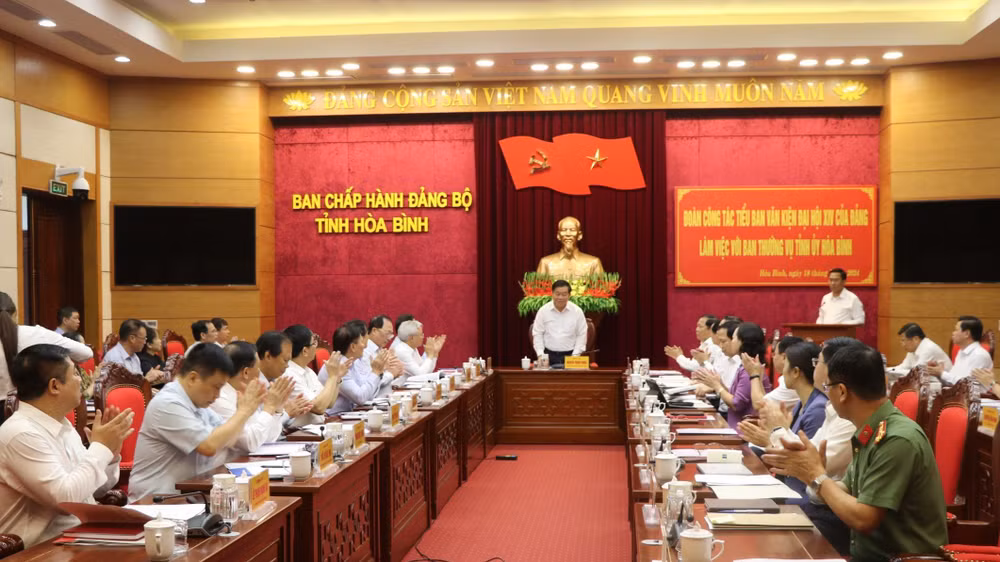 Đồng chí Nguyễn Trọng Nghĩa chủ trì buổi làm việc.