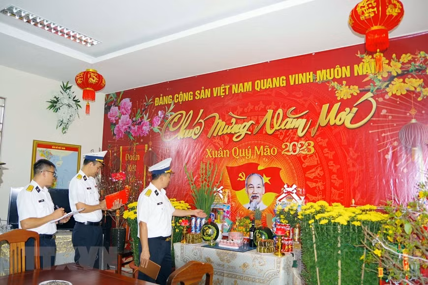 Cán bộ, chỉ huy chấm thi trang trí phòng đón Tết. (Ảnh: TTXVN phát)
