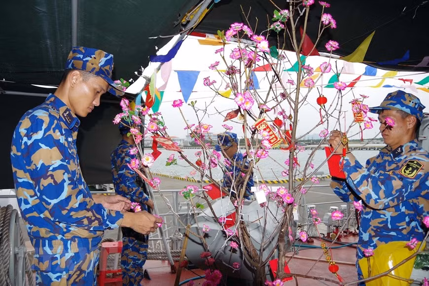 Các chiến sĩ trang trí phòng đón Tết. (Ảnh: TTXVN phát) Các chiến sĩ trang trí phòng đón Tết. (Ảnh: TTXVN phát)