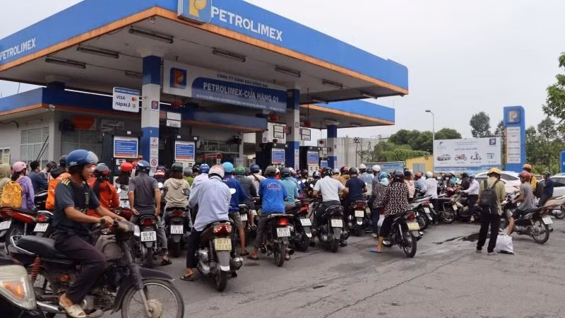 Nhiều người dân xếp hàng đổ xăng tại một cây xăng trên đường Hà Huy Giáp, thành phố Biên Hòa.