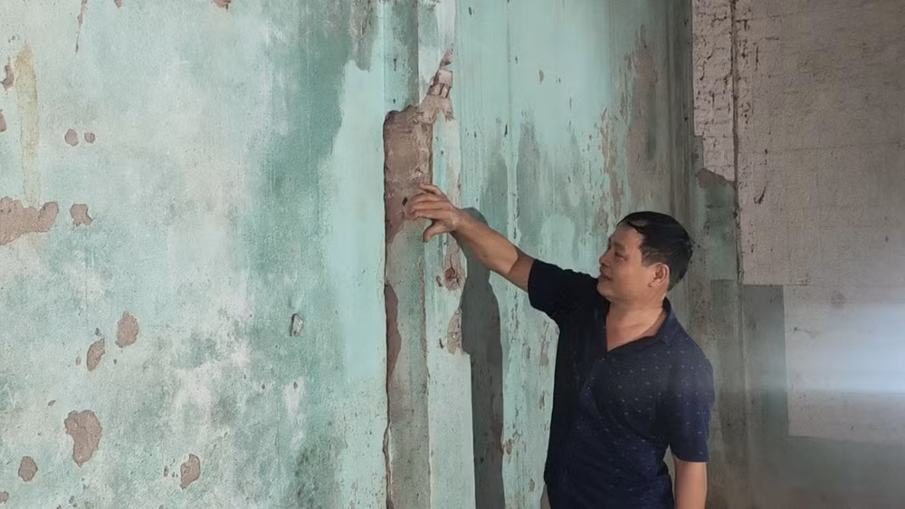 Nhiều hộ dân bị nứt tường, nền nhà sụt lún. Nhiều hộ dân bị nứt tường, nền nhà sụt lún.
