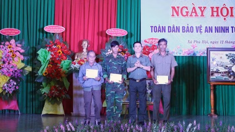 Đại diện Bộ Công an trao quà tặng điển hình tiên tiến, các mô hình phong trào toàn dân bảo vệ an ninh Tổ quốc xã Phú Hội.