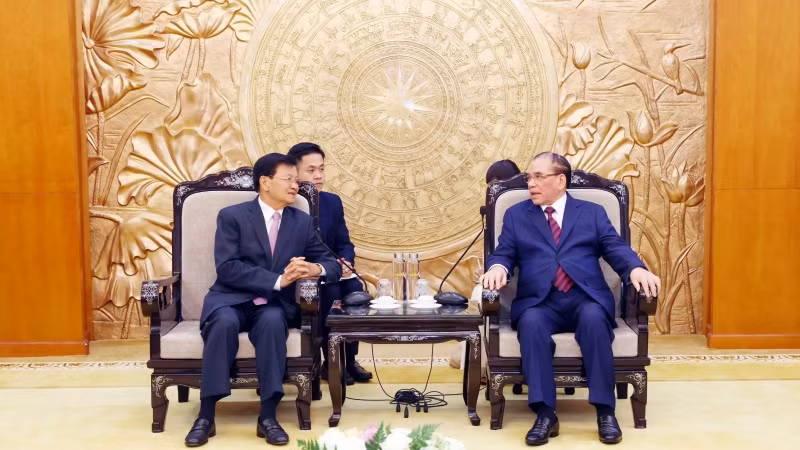 Nguyên Tổng Bí thư Nông Đức Mạnh gặp mặt Tổng Bí thư, Chủ tịch nước Lào Thongloun Sisoulith. (Ảnh: Phạm Kiên/TTXVN)