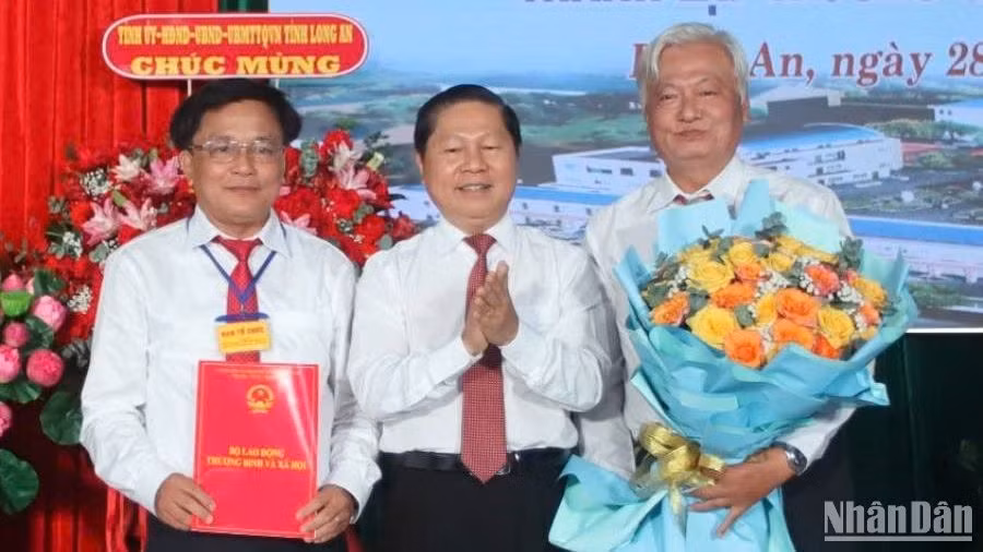 Thứ trưởng Lao động-Thương binh và Xã hội Lê Tấn Dũng dự lễ và trao Quyết định thành lập Trường cao đẳng Y tế Long An. 