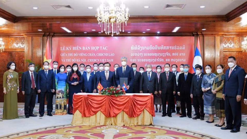Đoàn công tác của Thành ủy Hà Nội vừa có chuyến thăm, làm việc và ký kết nhiều văn bản hợp tác quan trọng với lãnh đạo thành phố Vientiane (Lào).