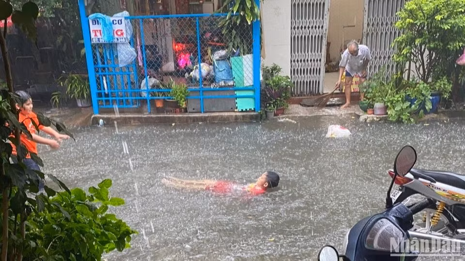 Đường phố Cà Mau trở thành những “dòng sông bất đắc dĩ” làm nơi để trẻ em bơi lội. Đường phố Cà Mau trở thành những “dòng sông bất đắc dĩ” làm nơi để trẻ em bơi lội.