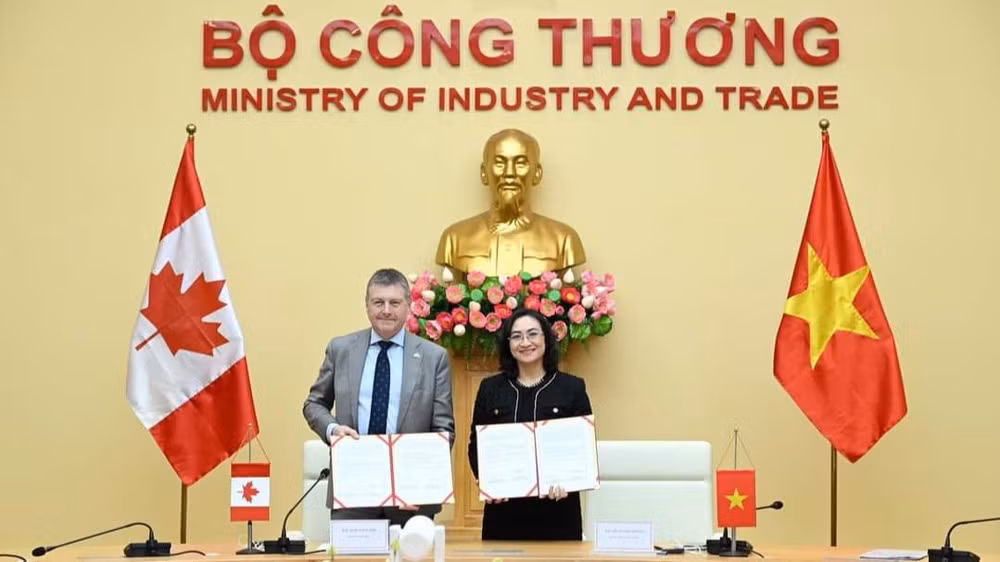 Thứ trưởng Phan Thị Thắng và Thứ trưởng Thương mại quốc tế Canada Rob Stewart ký kết ra Tuyên bố chung. Thứ trưởng Phan Thị Thắng và Thứ trưởng Thương mại quốc tế Canada Rob Stewart ký kết ra Tuyên bố chung.