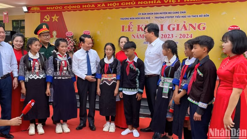 Bí thư Tỉnh ủy Đỗ Đức Duy cùng các học sinh dân tộc thiểu số vui ngày khai giảng năm học mới.