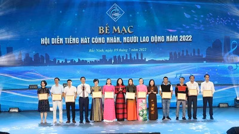 Ban tổ chức trao Huy chương Vàng cho các chương trình.