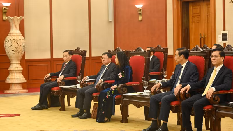 Trưởng Ban Đối ngoại Trung ương Lê Hoài Trung, Chủ nhiệm Ủy ban Đối ngoại Quốc hội Vũ Hải Hà, Phó Chánh Văn phòng Thường trực Văn phòng Trung ương Đảng Lâm Thị Phương Thanh và các đại biểu dự buổi tiếp.