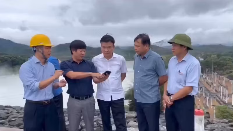 Phó Thủ tướng trực tiếp kiểm tra việc xả lũ tại đập Thác Bà.