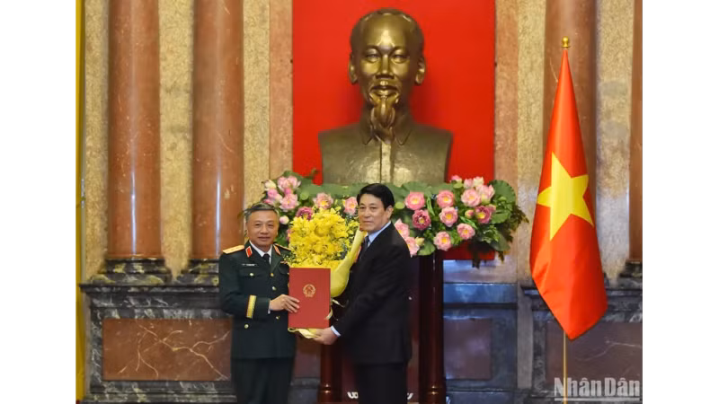 Chủ tịch nước Lương Cường trao quyết định thăng quân hàm Thượng tướng cho đồng chí Lê Quang Minh.