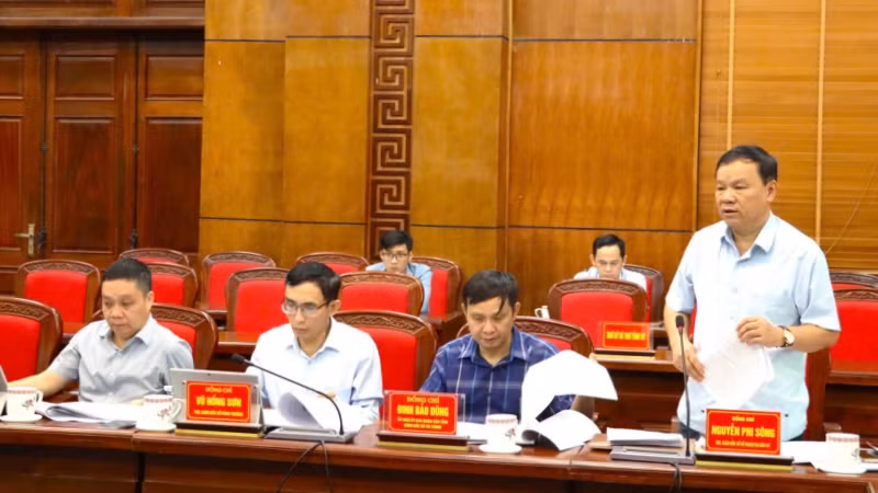 Ông Nguyễn Phi Sông (người đứng), Giám đốc Sở Kế hoạch đầu tư Điện Biên báo cáo tiến độ giải ngân các chương trình mục tiêu quốc gia trong phiên họp thường kỳ tháng 10 do Ủy ban nhân dân tỉnh tổ chức.