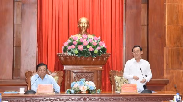 Chủ tịch Ủy ban nhân dân tỉnh Tiền Giang Nguyễn Văn Vĩnh phát biểu tại buổi làm việc. Chủ tịch Ủy ban nhân dân tỉnh Tiền Giang Nguyễn Văn Vĩnh phát biểu tại buổi làm việc.