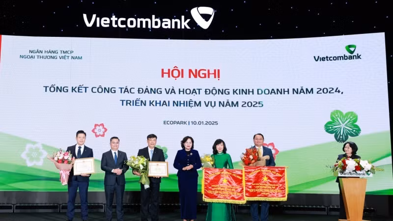Bà Nguyễn Thị Hồng, Ủy viên Ban Chấp hành Trung ương Đảng, Thống đốc Ngân hàng nhà nước Việt Nam (thứ 4 từ trái sang) trao cờ Thi đua của Ngân hàng Nhà nước và Bằng khen Thống đốc cho 4 đơn vị của Vietcombank. Bà Nguyễn Thị Hồng, Ủy viên Ban Chấp hành Trung ương Đảng, Thống đốc Ngân hàng nhà nước Việt Nam (thứ 4 từ trái sang) trao cờ Thi đua của Ngân hàng Nhà nước và Bằng khen Thống đốc cho 4 đơn vị của Vietcombank.