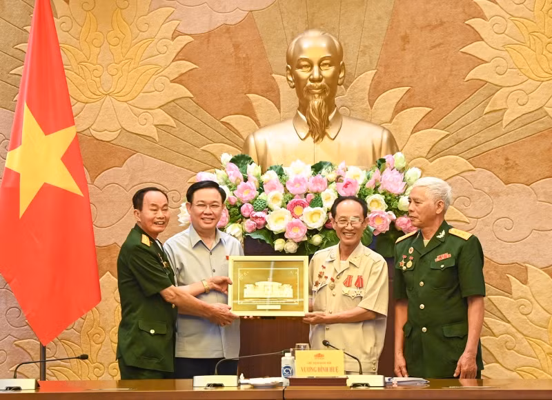 Chủ tịch Quốc hội Vương Đình Huệ trao quà lưu niệm cho Hội chiến sĩ bị địch bắt, tù đày tỉnh Nghệ An. Chủ tịch Quốc hội Vương Đình Huệ trao quà lưu niệm cho Hội chiến sĩ bị địch bắt, tù đày tỉnh Nghệ An.